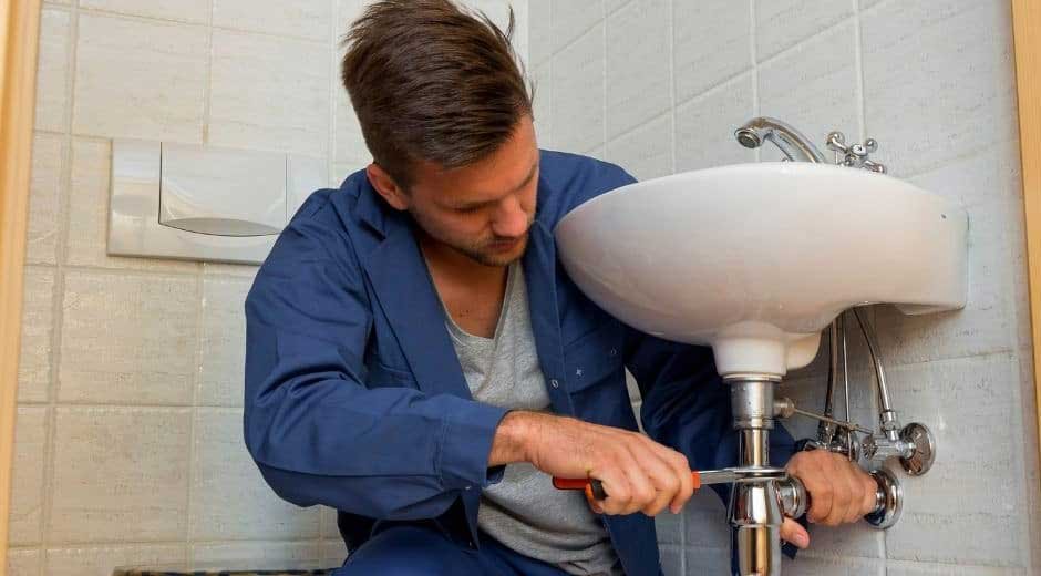 4 Services To Look for When Hiring a Commercial Plumber
